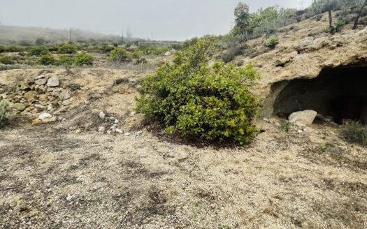Se vende un terreno rústico de 5778m² con 5 cuevas pequeñas, bancales llanos y unasvistas impresionantes