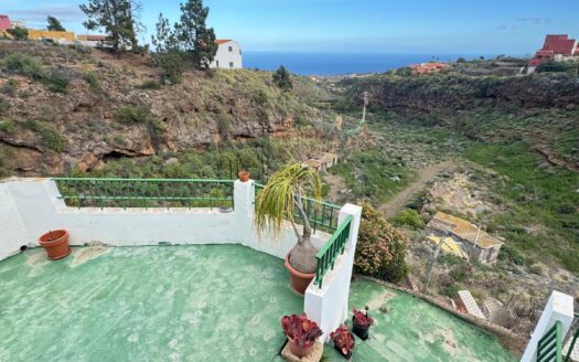  En venta amplia casa con terraza y espectaculares vistas al mar en Arafo – Güímar.