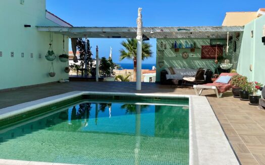 Adosado en esquina con piscina privada, jardín,garaje y vistas al mar en Sueño Azul, Callao Salvaje