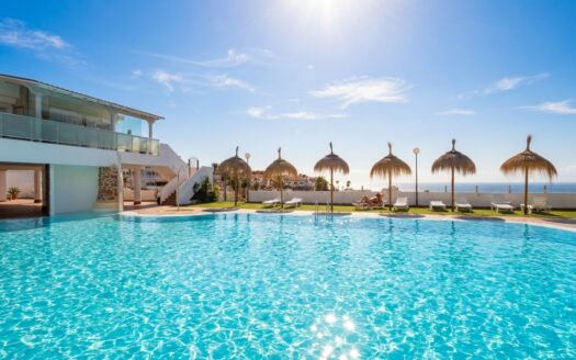 Apartamento reformado con terraza, piscina y vistas al mar en Costa Adeje