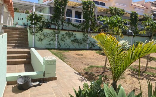 Adosado en esquina con piscina privada, jardín,garaje y vistas al mar en Sueño Azul, Callao Salvaje