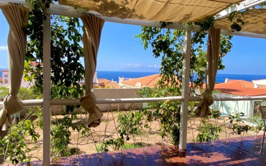 Adosado en esquina con piscina privada, jardín,garaje y vistas al mar en Sueño Azul, Callao Salvaje
