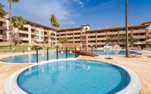 Apartamento reformado con amplia terraza, garaje y trastero en Playa Paraíso, a 5 min a pie de la playa!
